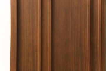 ガラス戸をリペア&カスタム!ご希望のサイズにリサイズし、ダイヤガラスはそのままに、スリガラス部分は変わり花菱紋様へ差し替え。戸車を取付、本体はブラウン色に着色。(引き戸)