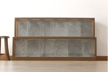 ガラスケースをリペア&カスタム!金具の欠損箇所には近しいものを取り付け、背面にはベニヤを貼り付け。木部は現状の品物に合わせて1トーンほど落ち着いた深い色へ。修繕箇所は本体と馴染ませて仕上げ。(ショーケース、陳列棚、飾り棚、ディスプレイ、店舗什器)