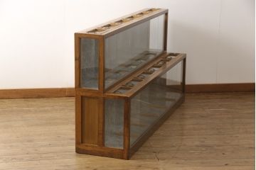 ガラスケースをリペア&カスタム!金具の欠損箇所には近しいものを取り付け、背面にはベニヤを貼り付け。木部は現状の品物に合わせて1トーンほど落ち着いた深い色へ。修繕箇所は本体と馴染ませて仕上げ。(ショーケース、陳列棚、飾り棚、ディスプレイ、店舗什器)