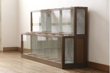 ガラスケースをリペア&カスタム!金具の欠損箇所には近しいものを取り付け、背面にはベニヤを貼り付け。木部は現状の品物に合わせて1トーンほど落ち着いた深い色へ。修繕箇所は本体と馴染ませて仕上げ。(ショーケース、陳列棚、飾り棚、ディスプレイ、店舗什器)