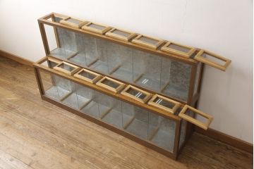 ガラスケースをリペア&カスタム!金具の欠損箇所には近しいものを取り付け、背面にはベニヤを貼り付け。木部は現状の品物に合わせて1トーンほど落ち着いた深い色へ。修繕箇所は本体と馴染ませて仕上げ。(ショーケース、陳列棚、飾り棚、ディスプレイ、店舗什器)