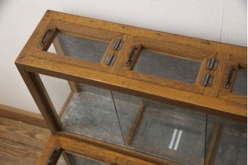 ガラスケースをリペア&カスタム!金具の欠損箇所には近しいものを取り付け、背面にはベニヤを貼り付け。木部は現状の品物に合わせて1トーンほど落ち着いた深い色へ。修繕箇所は本体と馴染ませて仕上げ。(ショーケース、陳列棚、飾り棚、ディスプレイ、店舗什器)