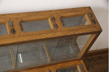 ガラスケースをリペア&カスタム!金具の欠損箇所には近しいものを取り付け、背面にはベニヤを貼り付け。木部は現状の品物に合わせて1トーンほど落ち着いた深い色へ。修繕箇所は本体と馴染ませて仕上げ。(ショーケース、陳列棚、飾り棚、ディスプレイ、店舗什器)