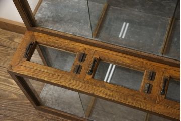ガラスケースをリペア&カスタム!金具の欠損箇所には近しいものを取り付け、背面にはベニヤを貼り付け。木部は現状の品物に合わせて1トーンほど落ち着いた深い色へ。修繕箇所は本体と馴染ませて仕上げ。(ショーケース、陳列棚、飾り棚、ディスプレイ、店舗什器)