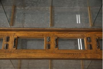 ガラスケースをリペア&カスタム!金具の欠損箇所には近しいものを取り付け、背面にはベニヤを貼り付け。木部は現状の品物に合わせて1トーンほど落ち着いた深い色へ。修繕箇所は本体と馴染ませて仕上げ。(ショーケース、陳列棚、飾り棚、ディスプレイ、店舗什器)