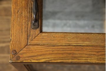 ガラスケースをリペア&カスタム!金具の欠損箇所には近しいものを取り付け、背面にはベニヤを貼り付け。木部は現状の品物に合わせて1トーンほど落ち着いた深い色へ。修繕箇所は本体と馴染ませて仕上げ。(ショーケース、陳列棚、飾り棚、ディスプレイ、店舗什器)