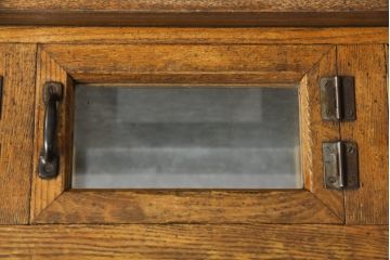 ガラスケースをリペア&カスタム!金具の欠損箇所には近しいものを取り付け、背面にはベニヤを貼り付け。木部は現状の品物に合わせて1トーンほど落ち着いた深い色へ。修繕箇所は本体と馴染ませて仕上げ。(ショーケース、陳列棚、飾り棚、ディスプレイ、店舗什器)