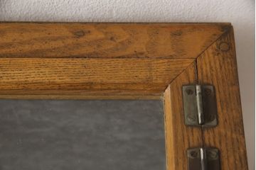 ガラスケースをリペア&カスタム!金具の欠損箇所には近しいものを取り付け、背面にはベニヤを貼り付け。木部は現状の品物に合わせて1トーンほど落ち着いた深い色へ。修繕箇所は本体と馴染ませて仕上げ。(ショーケース、陳列棚、飾り棚、ディスプレイ、店舗什器)