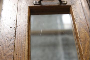 ガラスケースをリペア&カスタム!金具の欠損箇所には近しいものを取り付け、背面にはベニヤを貼り付け。木部は現状の品物に合わせて1トーンほど落ち着いた深い色へ。修繕箇所は本体と馴染ませて仕上げ。(ショーケース、陳列棚、飾り棚、ディスプレイ、店舗什器)