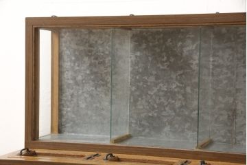 ガラスケースをリペア&カスタム!金具の欠損箇所には近しいものを取り付け、背面にはベニヤを貼り付け。木部は現状の品物に合わせて1トーンほど落ち着いた深い色へ。修繕箇所は本体と馴染ませて仕上げ。(ショーケース、陳列棚、飾り棚、ディスプレイ、店舗什器)