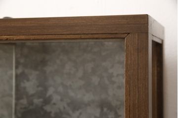 ガラスケースをリペア&カスタム!金具の欠損箇所には近しいものを取り付け、背面にはベニヤを貼り付け。木部は現状の品物に合わせて1トーンほど落ち着いた深い色へ。修繕箇所は本体と馴染ませて仕上げ。(ショーケース、陳列棚、飾り棚、ディスプレイ、店舗什器)