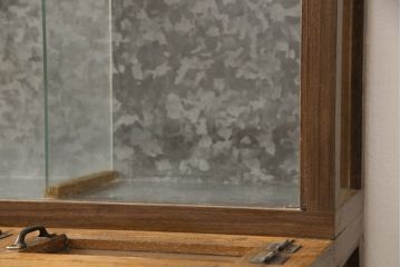 ガラスケースをリペア&カスタム!金具の欠損箇所には近しいものを取り付け、背面にはベニヤを貼り付け。木部は現状の品物に合わせて1トーンほど落ち着いた深い色へ。修繕箇所は本体と馴染ませて仕上げ。(ショーケース、陳列棚、飾り棚、ディスプレイ、店舗什器)