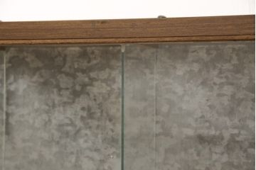 ガラスケースをリペア&カスタム!金具の欠損箇所には近しいものを取り付け、背面にはベニヤを貼り付け。木部は現状の品物に合わせて1トーンほど落ち着いた深い色へ。修繕箇所は本体と馴染ませて仕上げ。(ショーケース、陳列棚、飾り棚、ディスプレイ、店舗什器)