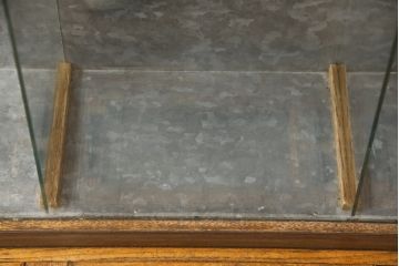 ガラスケースをリペア&カスタム!金具の欠損箇所には近しいものを取り付け、背面にはベニヤを貼り付け。木部は現状の品物に合わせて1トーンほど落ち着いた深い色へ。修繕箇所は本体と馴染ませて仕上げ。(ショーケース、陳列棚、飾り棚、ディスプレイ、店舗什器)