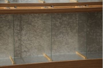 ガラスケースをリペア&カスタム!金具の欠損箇所には近しいものを取り付け、背面にはベニヤを貼り付け。木部は現状の品物に合わせて1トーンほど落ち着いた深い色へ。修繕箇所は本体と馴染ませて仕上げ。(ショーケース、陳列棚、飾り棚、ディスプレイ、店舗什器)