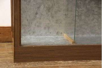 ガラスケースをリペア&カスタム!金具の欠損箇所には近しいものを取り付け、背面にはベニヤを貼り付け。木部は現状の品物に合わせて1トーンほど落ち着いた深い色へ。修繕箇所は本体と馴染ませて仕上げ。(ショーケース、陳列棚、飾り棚、ディスプレイ、店舗什器)