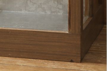 ガラスケースをリペア&カスタム!金具の欠損箇所には近しいものを取り付け、背面にはベニヤを貼り付け。木部は現状の品物に合わせて1トーンほど落ち着いた深い色へ。修繕箇所は本体と馴染ませて仕上げ。(ショーケース、陳列棚、飾り棚、ディスプレイ、店舗什器)