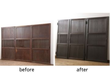 格子帯戸3枚をリペア&カスタム!ご希望に合わせてリサイズし、収納用の開き戸として加工。既存引手は埋め木処理し、ガラスは当店オリジナルの麻の葉紋様ガラスへ交換。剥離処理は行わず色味は当店商品を参考に着色。(板戸、建具、引き戸)