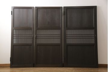 格子帯戸3枚をリペア&カスタム!ご希望に合わせてリサイズし、収納用の開き戸として加工。既存引手は埋め木処理し、ガラスは当店オリジナルの麻の葉紋様ガラスへ交換。剥離処理は行わず色味は当店商品を参考に着色。(板戸、建具、引き戸)