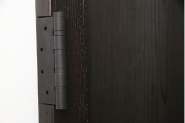 格子帯戸3枚をリペア&カスタム!ご希望に合わせてリサイズし、収納用の開き戸として加工。既存引手は埋め木処理し、ガラスは当店オリジナルの麻の葉紋様ガラスへ交換。剥離処理は行わず色味は当店商品を参考に着色。(板戸、建具、引き戸)