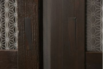 格子帯戸3枚をリペア&カスタム!ご希望に合わせてリサイズし、収納用の開き戸として加工。既存引手は埋め木処理し、ガラスは当店オリジナルの麻の葉紋様ガラスへ交換。剥離処理は行わず色味は当店商品を参考に着色。(板戸、建具、引き戸)