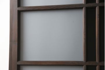 ガラス戸2枚をリペア&カスタム!ご希望に合わせてリサイズし、ガラスは中央部分は緑の色ガラスへ、左右はスリガラスへ差し替え。葵戸引手、戸車を新たに取付け。本体は現状の色味を活かしてブラウンに着色。(引き戸、建具)