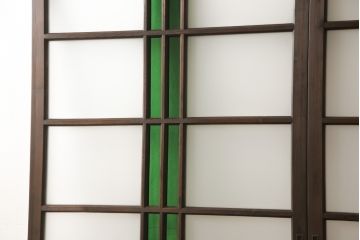 ガラス戸2枚をリペア&カスタム!ご希望に合わせてリサイズし、ガラスは中央部分は緑の色ガラスへ、左右はスリガラスへ差し替え。葵戸引手、戸車を新たに取付け。本体は現状の色味を活かしてブラウンに着色。(引き戸、建具)
