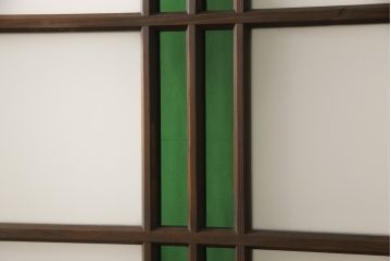 ガラス戸2枚をリペア&カスタム!ご希望に合わせてリサイズし、ガラスは中央部分は緑の色ガラスへ、左右はスリガラスへ差し替え。葵戸引手、戸車を新たに取付け。本体は現状の色味を活かしてブラウンに着色。(引き戸、建具)