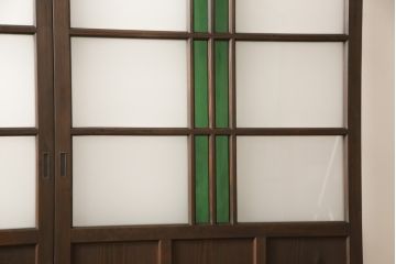 ガラス戸2枚をリペア&カスタム!ご希望に合わせてリサイズし、ガラスは中央部分は緑の色ガラスへ、左右はスリガラスへ差し替え。葵戸引手、戸車を新たに取付け。本体は現状の色味を活かしてブラウンに着色。(引き戸、建具)