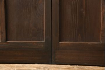 ガラス戸2枚をリペア&カスタム!ご希望に合わせてリサイズし、ガラスは中央部分は緑の色ガラスへ、左右はスリガラスへ差し替え。葵戸引手、戸車を新たに取付け。本体は現状の色味を活かしてブラウンに着色。(引き戸、建具)