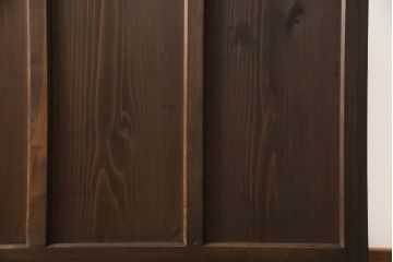 ガラス戸2枚をリペア&カスタム!ご希望に合わせてリサイズし、ガラスは中央部分は緑の色ガラスへ、左右はスリガラスへ差し替え。葵戸引手、戸車を新たに取付け。本体は現状の色味を活かしてブラウンに着色。(引き戸、建具)