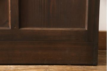 ガラス戸2枚をリペア&カスタム!ご希望に合わせてリサイズし、ガラスは中央部分は緑の色ガラスへ、左右はスリガラスへ差し替え。葵戸引手、戸車を新たに取付け。本体は現状の色味を活かしてブラウンに着色。(引き戸、建具)
