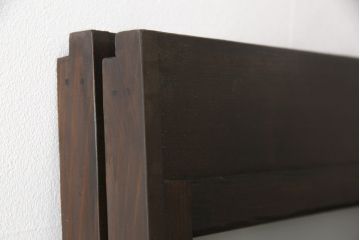 ガラス戸2枚をリペア&カスタム!ご希望に合わせてリサイズし、ガラスは中央部分は緑の色ガラスへ、左右はスリガラスへ差し替え。葵戸引手、戸車を新たに取付け。本体は現状の色味を活かしてブラウンに着色。(引き戸、建具)