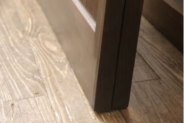 ガラス戸2枚をリペア&カスタム!ご希望に合わせてリサイズし、ガラスは中央部分は緑の色ガラスへ、左右はスリガラスへ差し替え。葵戸引手、戸車を新たに取付け。本体は現状の色味を活かしてブラウンに着色。(引き戸、建具)