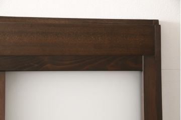 ガラス戸2枚をリペア&カスタム!ご希望に合わせてリサイズし、ガラスは中央部分は緑の色ガラスへ、左右はスリガラスへ差し替え。葵戸引手、戸車を新たに取付け。本体は現状の色味を活かしてブラウンに着色。(引き戸、建具)