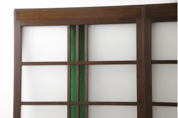 ガラス戸2枚をリペア&カスタム!ご希望に合わせてリサイズし、ガラスは中央部分は緑の色ガラスへ、左右はスリガラスへ差し替え。葵戸引手、戸車を新たに取付け。本体は現状の色味を活かしてブラウンに着色。(引き戸、建具)