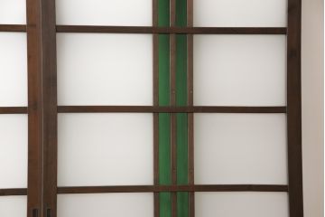 ガラス戸2枚をリペア&カスタム!ご希望に合わせてリサイズし、ガラスは中央部分は緑の色ガラスへ、左右はスリガラスへ差し替え。葵戸引手、戸車を新たに取付け。本体は現状の色味を活かしてブラウンに着色。(引き戸、建具)
