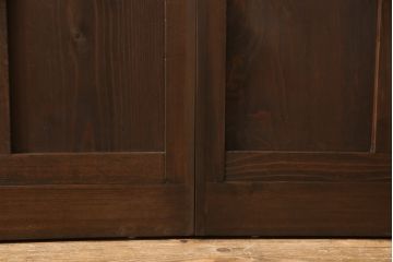 ガラス戸2枚をリペア&カスタム!ご希望に合わせてリサイズし、ガラスは中央部分は緑の色ガラスへ、左右はスリガラスへ差し替え。葵戸引手、戸車を新たに取付け。本体は現状の色味を活かしてブラウンに着色。(引き戸、建具)