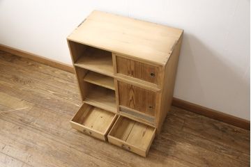 昭和初期の戸棚をリペア&カスタム!引き戸にダイヤガラスを入れ、クリアワックス仕上げ。(収納棚、キャビネット)