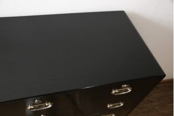 総桐箪笥をリペア&カスタム!本体は当店商品を参考にカシュー塗装の黒色に着色。引き出し内部は現状のままのお色味で仕上げ。(並厚、四方丸、桐たんす、引き出し、チェスト、衣装箪笥、整理タンス、小抽タンス、小箪笥、桐たんす、和箪笥)