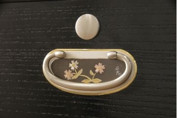 総桐箪笥をリペア&カスタム!本体は当店商品を参考にカシュー塗装の黒色に着色。引き出し内部は現状のままのお色味で仕上げ。(並厚、四方丸、桐たんす、引き出し、チェスト、衣装箪笥、整理タンス、小抽タンス、小箪笥、桐たんす、和箪笥)