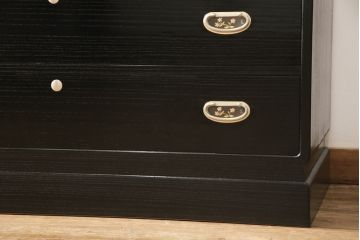 総桐箪笥をリペア&カスタム!本体は当店商品を参考にカシュー塗装の黒色に着色。引き出し内部は現状のままのお色味で仕上げ。(並厚、四方丸、桐たんす、引き出し、チェスト、衣装箪笥、整理タンス、小抽タンス、小箪笥、桐たんす、和箪笥)