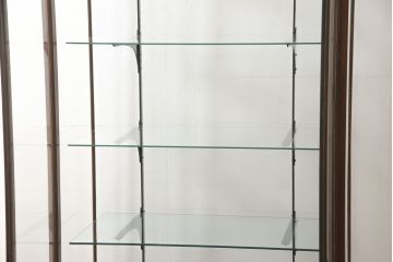 ガラスケースをリペア&カスタム!ガラス棚板を1枚追加製作。各棚板の奥行、棚の高さが均等になるように調節。本体は現状の色味を活かし仕上げ。(ショーケース、店舗什器、飾り棚、陳列棚)