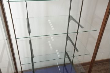 ガラスケースをリペア&カスタム!ガラス棚板を1枚追加製作。各棚板の奥行、棚の高さが均等になるように調節。本体は現状の色味を活かし仕上げ。(ショーケース、店舗什器、飾り棚、陳列棚)