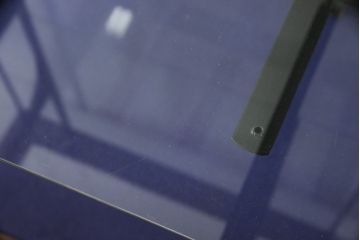 ガラスケースをリペア&カスタム!ガラス棚板を1枚追加製作。各棚板の奥行、棚の高さが均等になるように調節。本体は現状の色味を活かし仕上げ。(ショーケース、店舗什器、飾り棚、陳列棚)