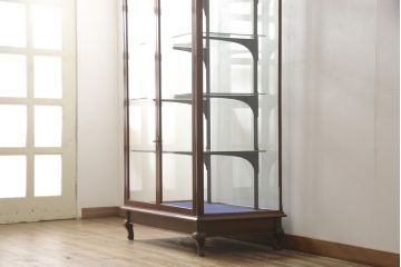 ガラスケースをリペア&カスタム!ガラス棚板を1枚追加製作。各棚板の奥行、棚の高さが均等になるように調節。本体は現状の色味を活かし仕上げ。(ショーケース、店舗什器、飾り棚、陳列棚)