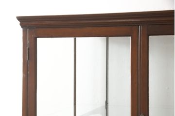 ガラスケースをリペア&カスタム!ガラス棚板を1枚追加製作。各棚板の奥行、棚の高さが均等になるように調節。本体は現状の色味を活かし仕上げ。(ショーケース、店舗什器、飾り棚、陳列棚)