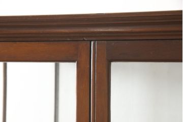 ガラスケースをリペア&カスタム!ガラス棚板を1枚追加製作。各棚板の奥行、棚の高さが均等になるように調節。本体は現状の色味を活かし仕上げ。(ショーケース、店舗什器、飾り棚、陳列棚)