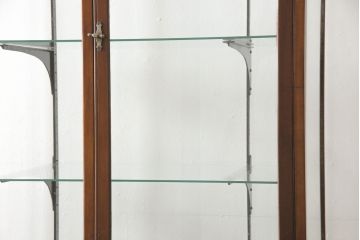 ガラスケースをリペア&カスタム!ガラス棚板を1枚追加製作。各棚板の奥行、棚の高さが均等になるように調節。本体は現状の色味を活かし仕上げ。(ショーケース、店舗什器、飾り棚、陳列棚)
