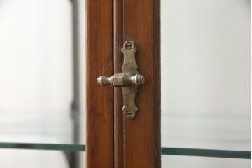 ガラスケースをリペア&カスタム!ガラス棚板を1枚追加製作。各棚板の奥行、棚の高さが均等になるように調節。本体は現状の色味を活かし仕上げ。(ショーケース、店舗什器、飾り棚、陳列棚)